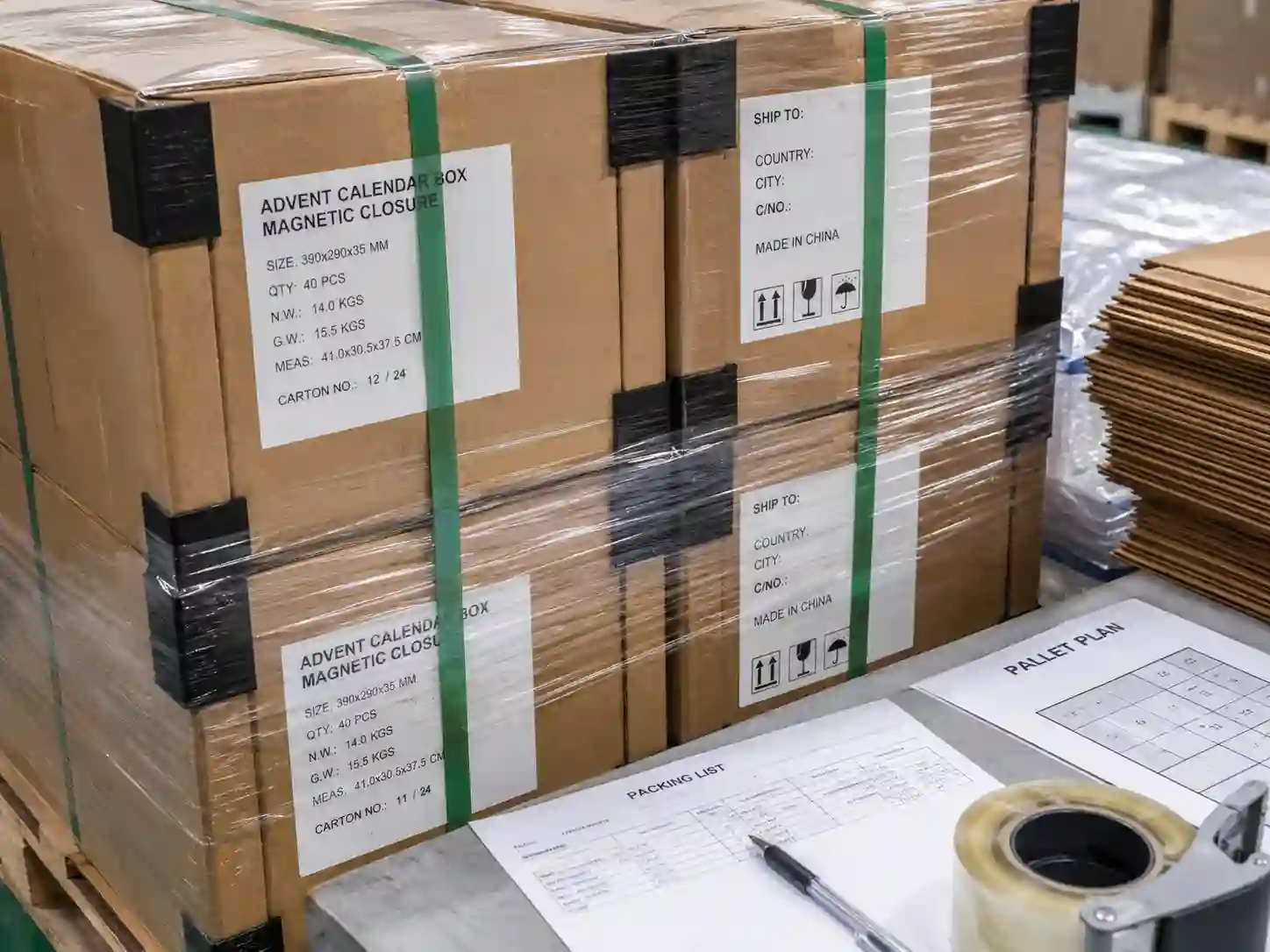 Close-up palletizing and master carton planning scene for magnetic closure advent calendar boxes